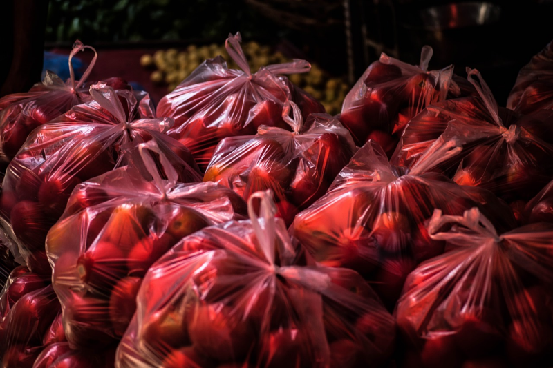 Rote Plastiktüten gefüllt mit Müll
