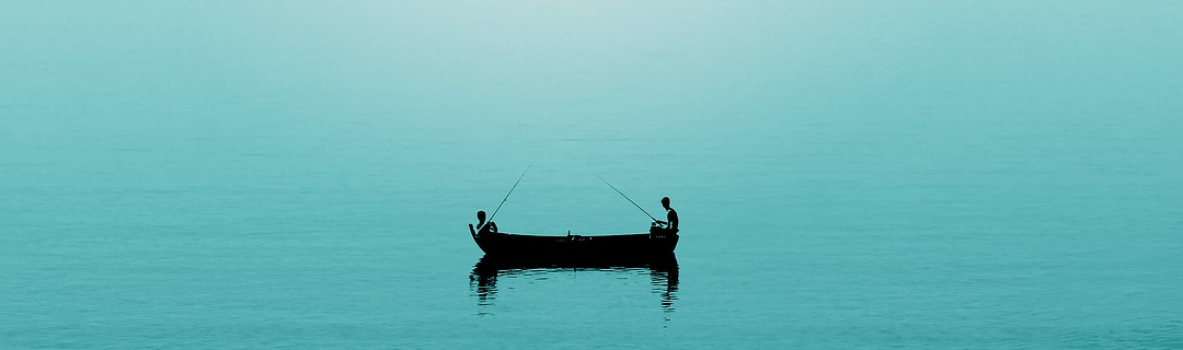 2 Angler in einem Boot auf einem See